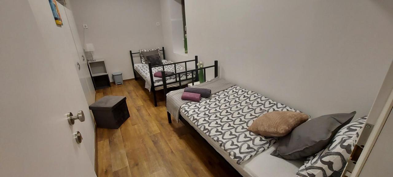 London Fog Apartment In The Party District Budapest Ngoại thất bức ảnh