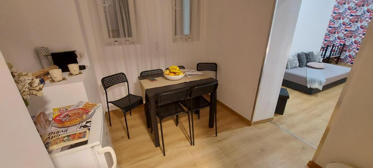 London Fog Apartment In The Party District Budapest Ngoại thất bức ảnh