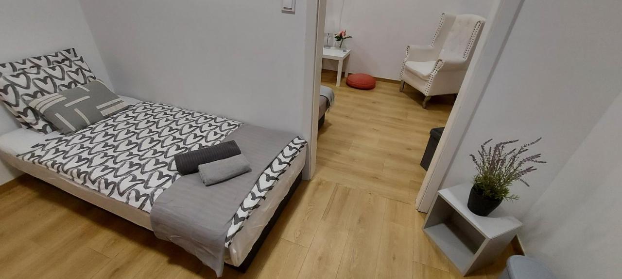 London Fog Apartment In The Party District Budapest Ngoại thất bức ảnh
